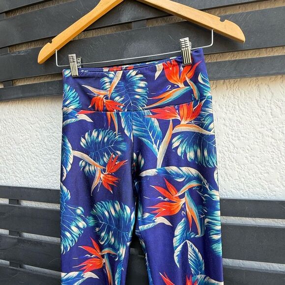 Goldsheep Tropical Birds of Paradise Leggings in Blue/Multi | Small - Picture 3 of 6